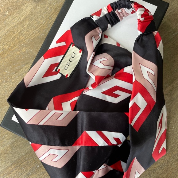 Beautiful abstract Navy Gucci silk headband. - Picture 4 of 4